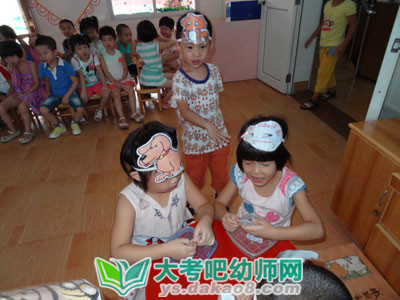幼儿园小班健康活动活动方案圆圆的脸上有什么配图三