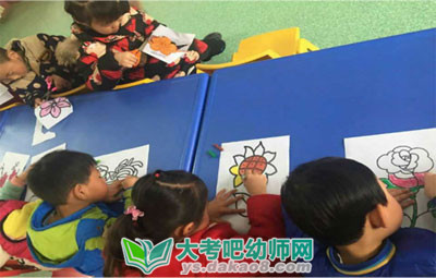 幼儿园小班数学活动方案排排队做游戏配图三