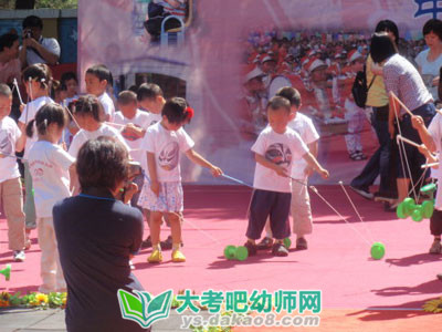 幼儿园中班体育活动教案：有趣的软棍配图三