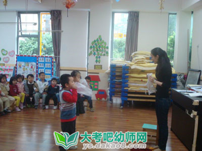 幼儿园小班健康活动活动方案圆圆的脸上有什么配图二
