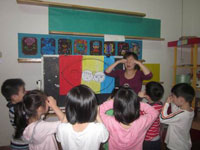 幼儿园托班活动教案：认识圆形和方形物品